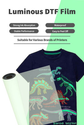 Film de transfert de chaleur noctilucide lumineux lumineux vert Lumière dans l'obscurité Film en PET DTF pour T-shirts Impression spéciale de logo